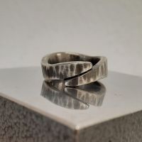 geschmiedeter Ring in geschw&auml;rztem Silber