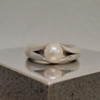 hohlmontierter Ring mit Perle